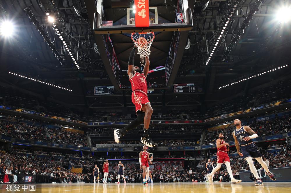 台上更受瞩 台上更受瞩